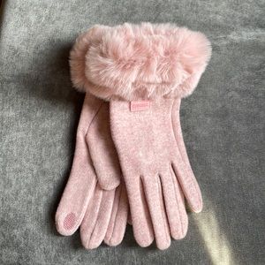 Pink heather fashion gloves featuring pink faux fur trim. Very soft and stylish.